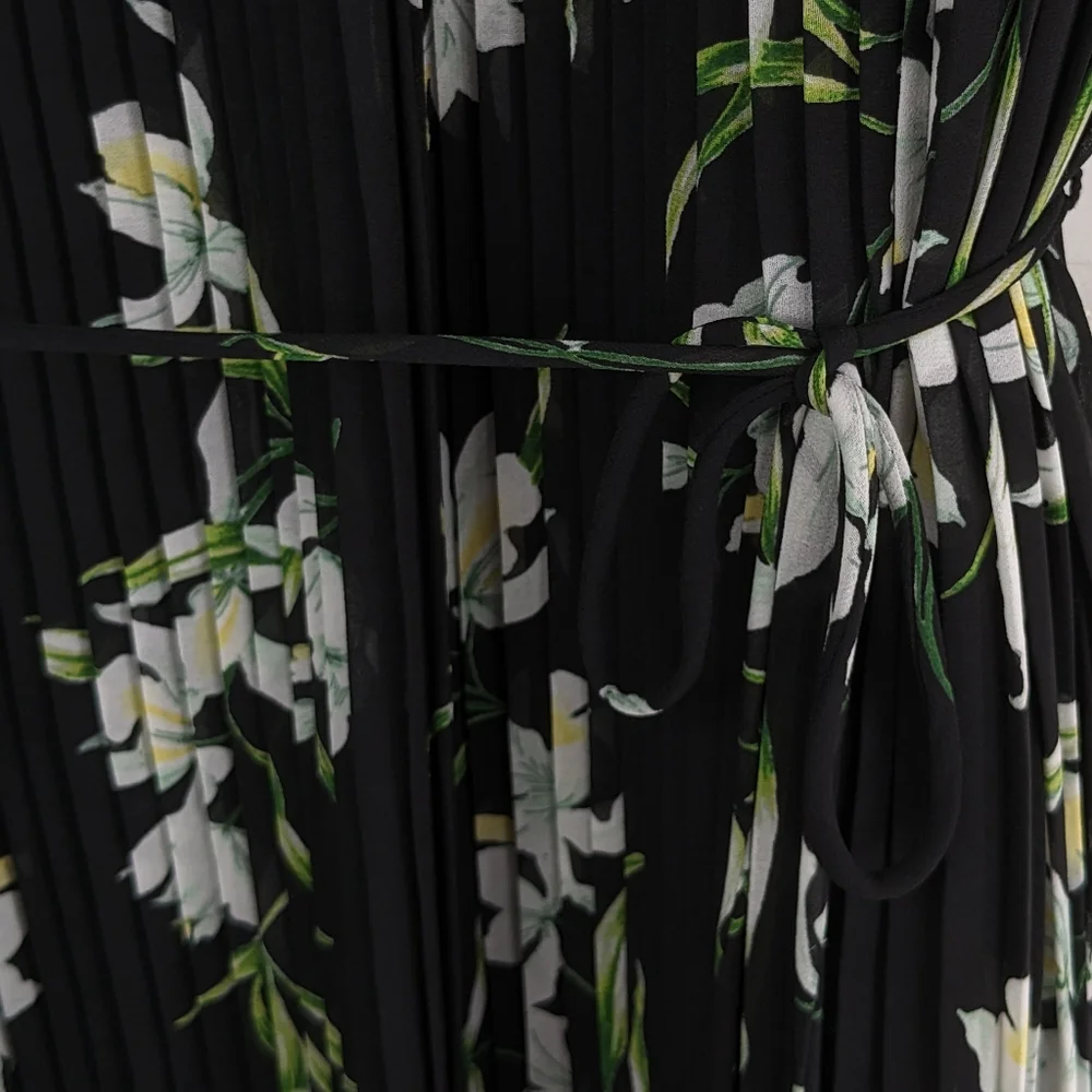 Banana Republic • Georgette Floral Pleated Dress - Picture 4 of 9